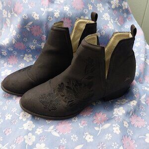 3266 9M Jambu Memory Foam Parker Embroidery Black Slip On Booties.